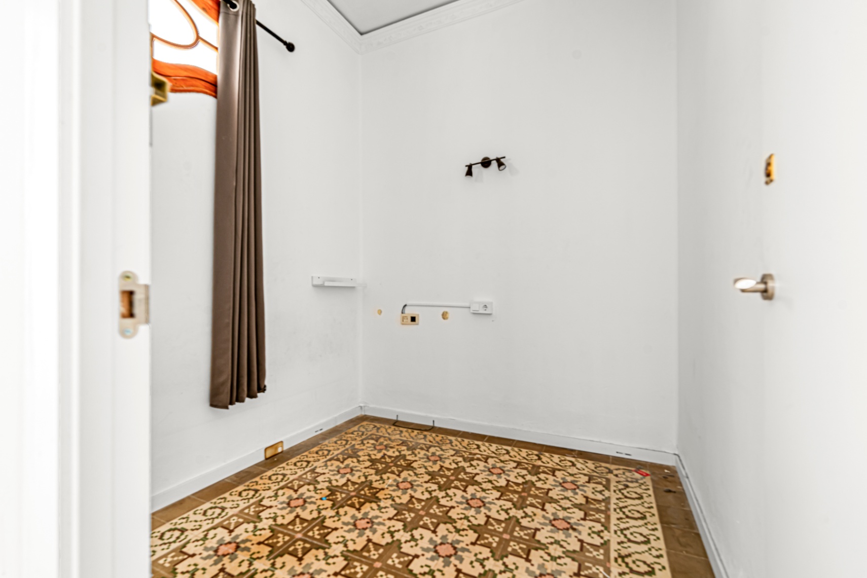 Central Valencia Investment | Steps from Town Hall & Train Station