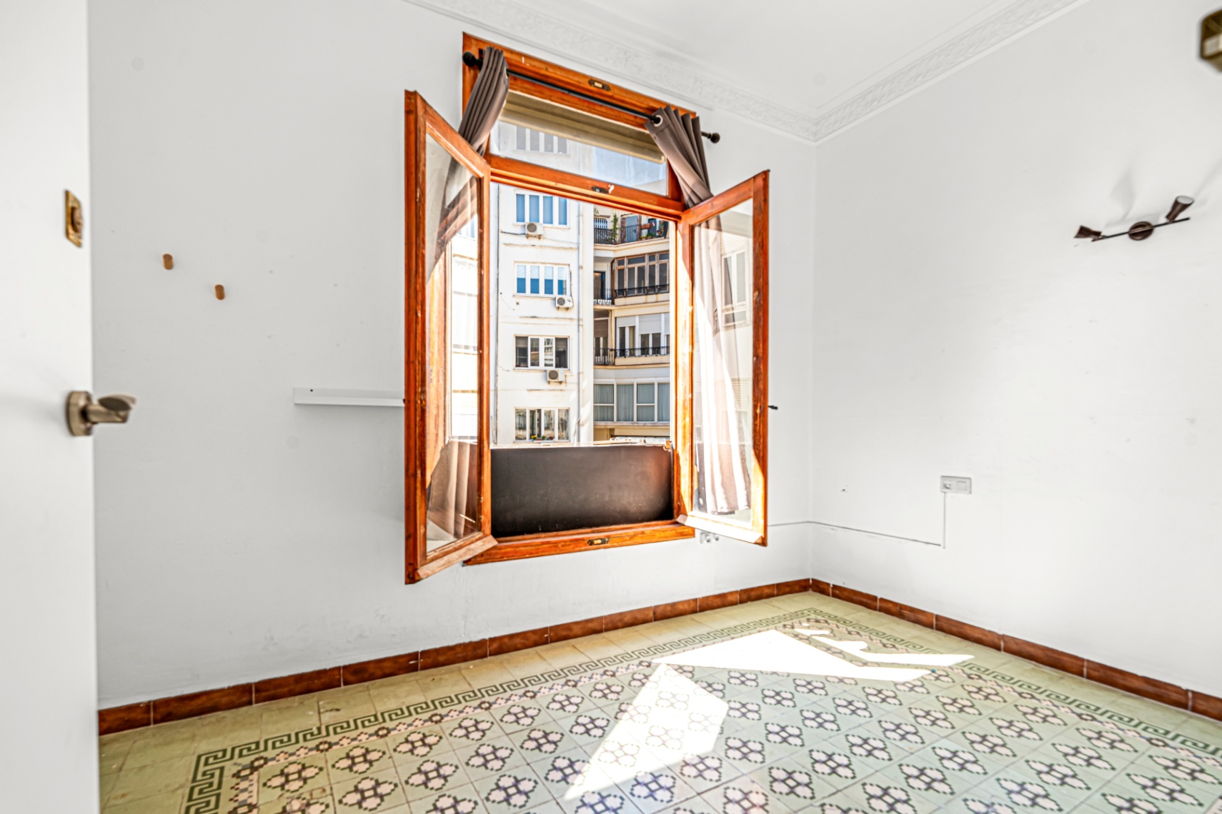 Central Valencia Investment | Steps from Town Hall & Train Station
