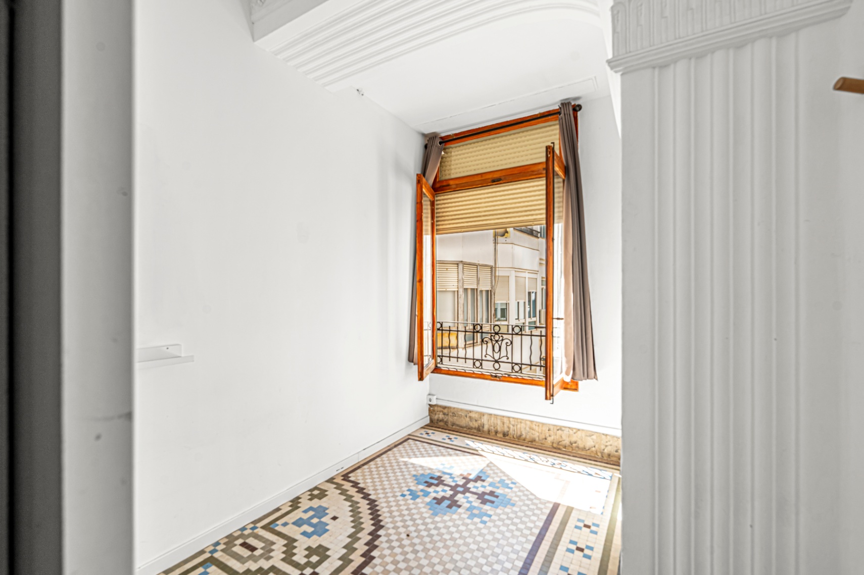 Central Valencia Investment | Steps from Town Hall & Train Station