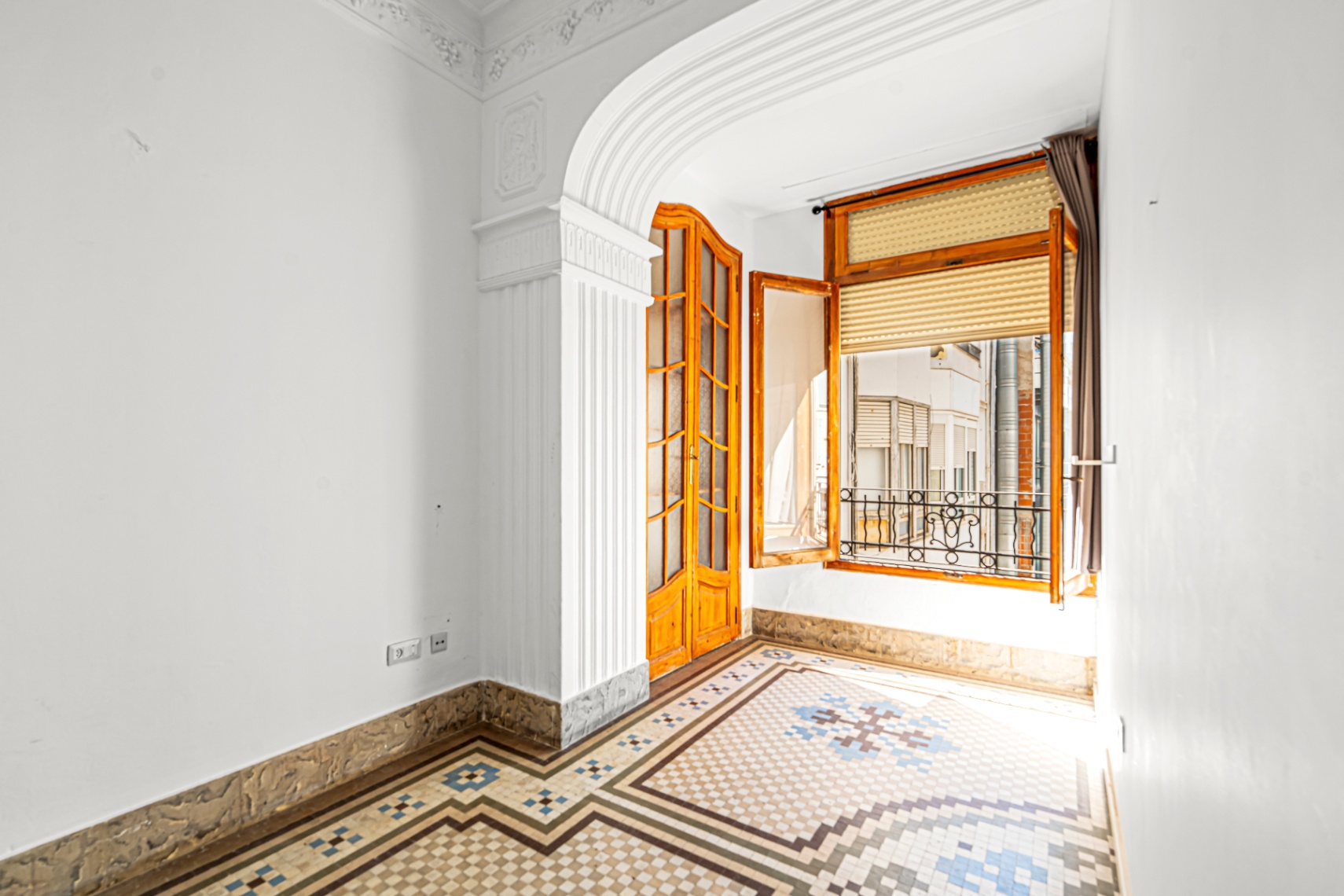 Central Valencia Investment | Steps from Town Hall & Train Station