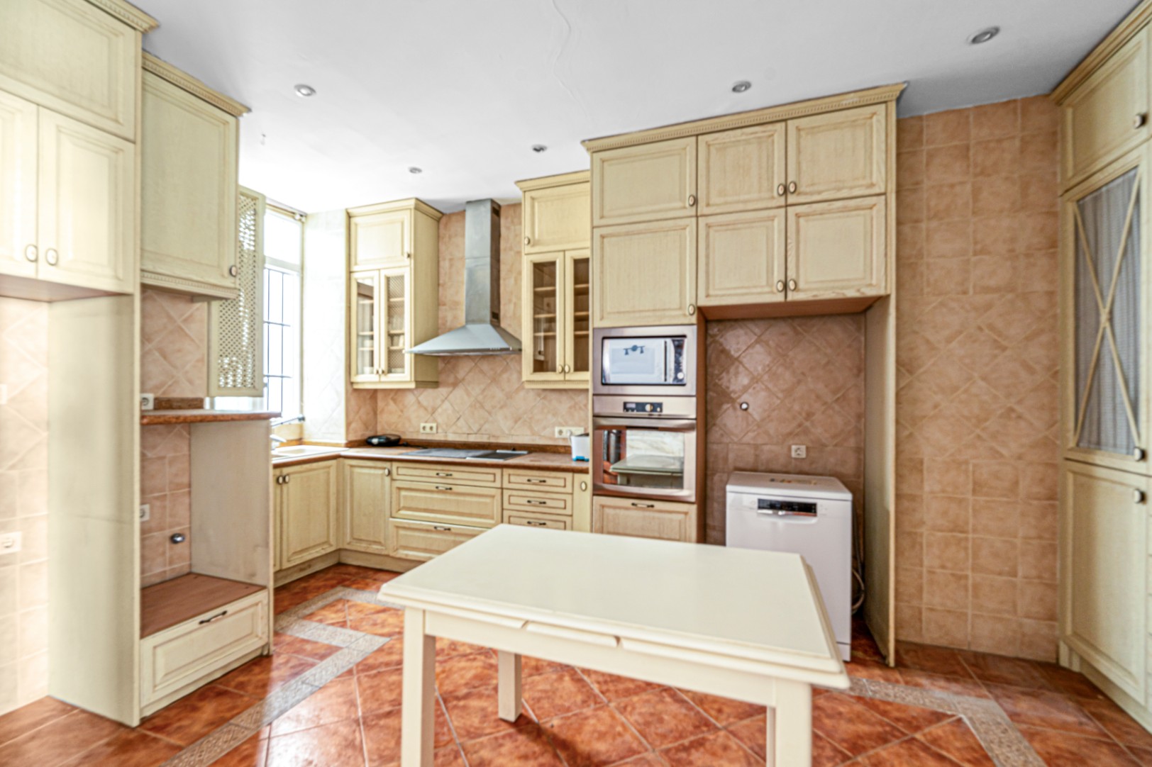 Central Valencia Investment | Steps from Town Hall & Train Station