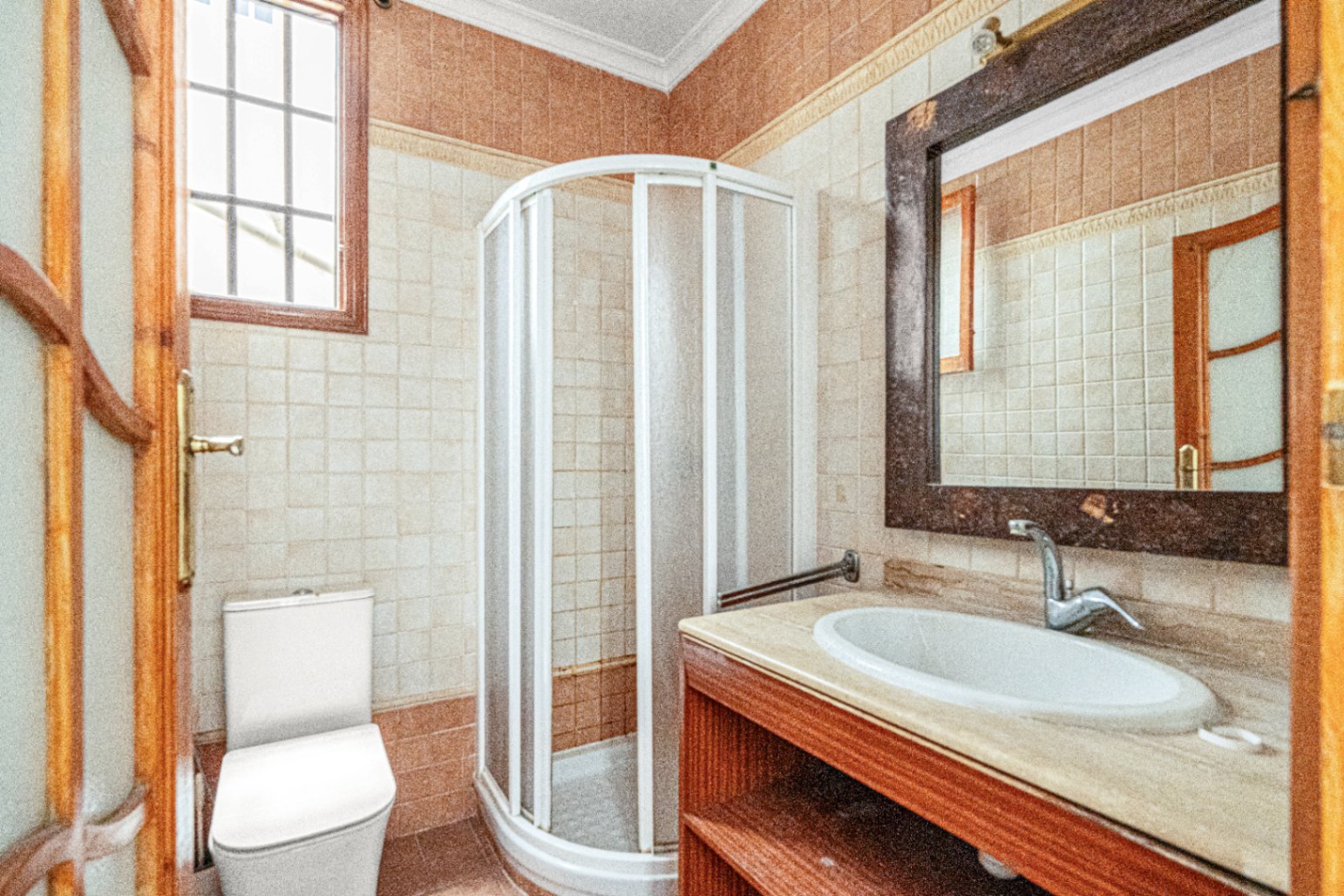 Central Valencia Investment | Steps from Town Hall & Train Station