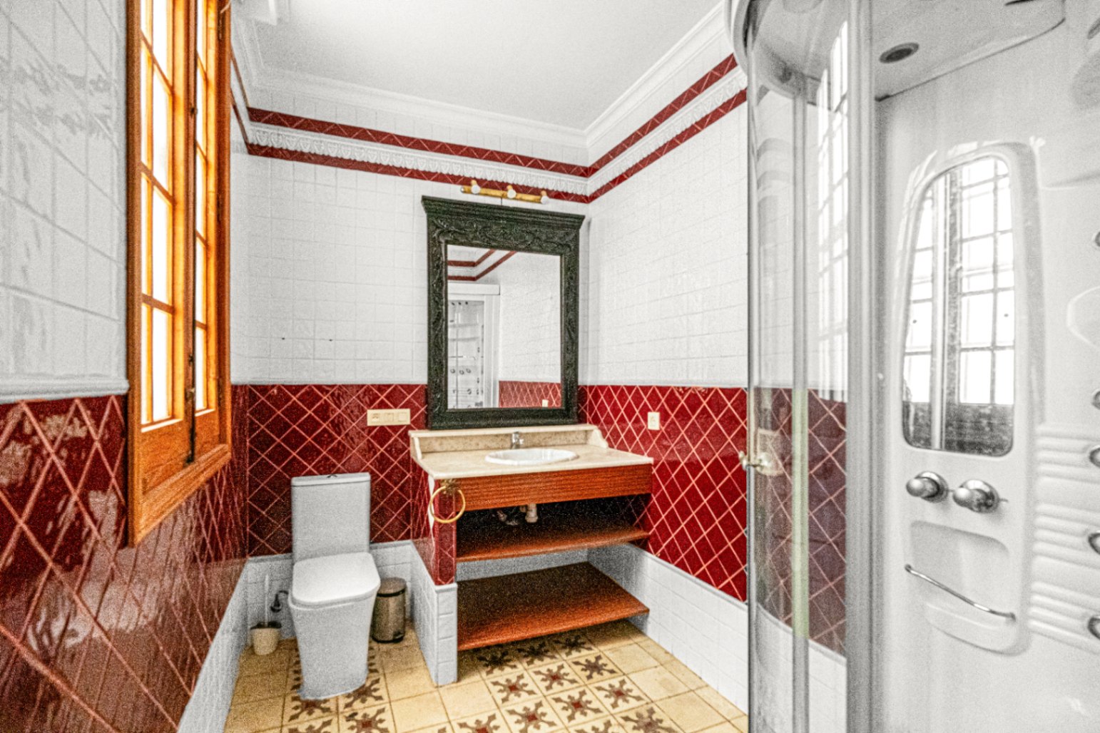 Central Valencia Investment | Steps from Town Hall & Train Station