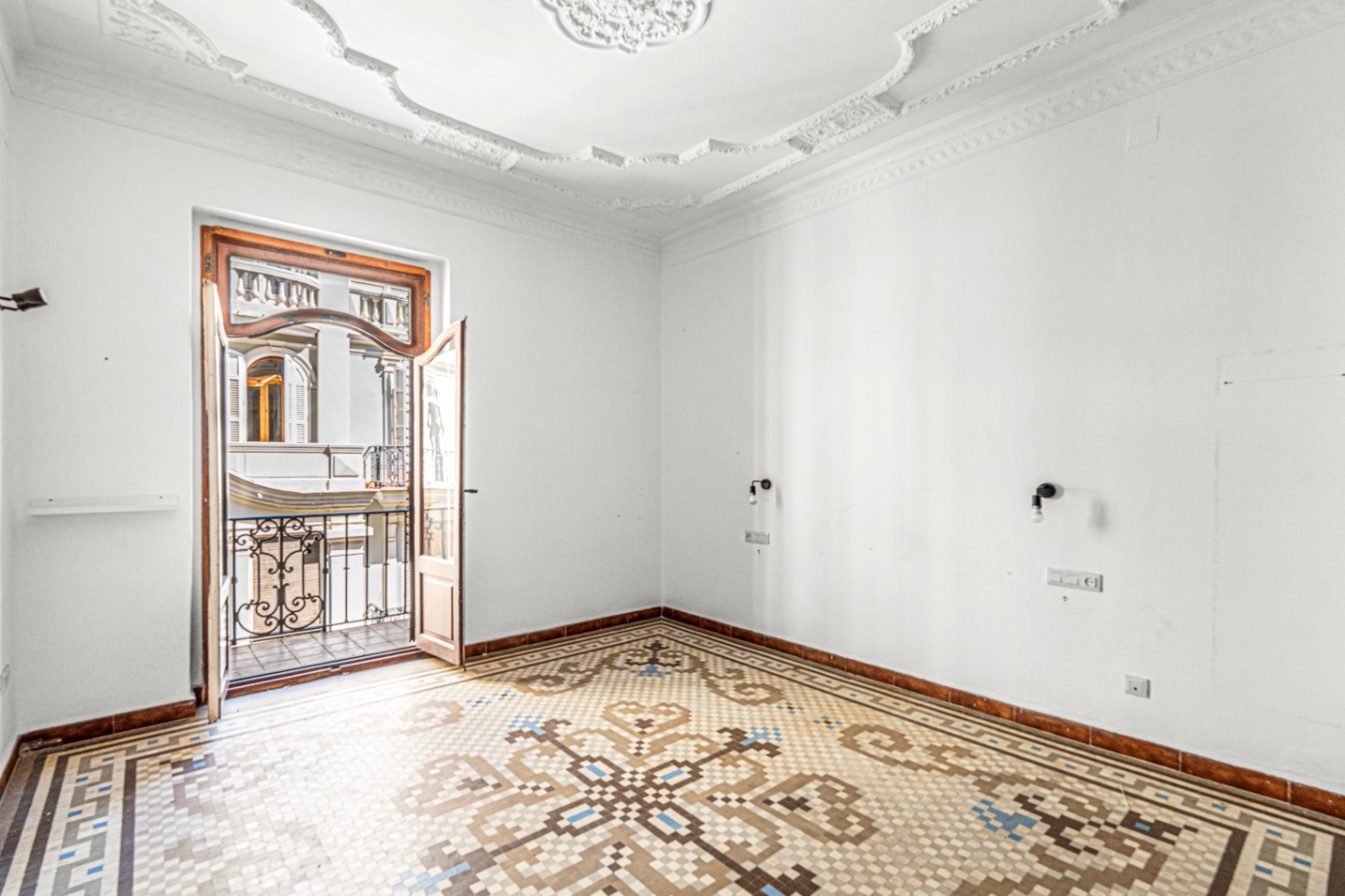 Central Valencia Investment | Steps from Town Hall & Train Station