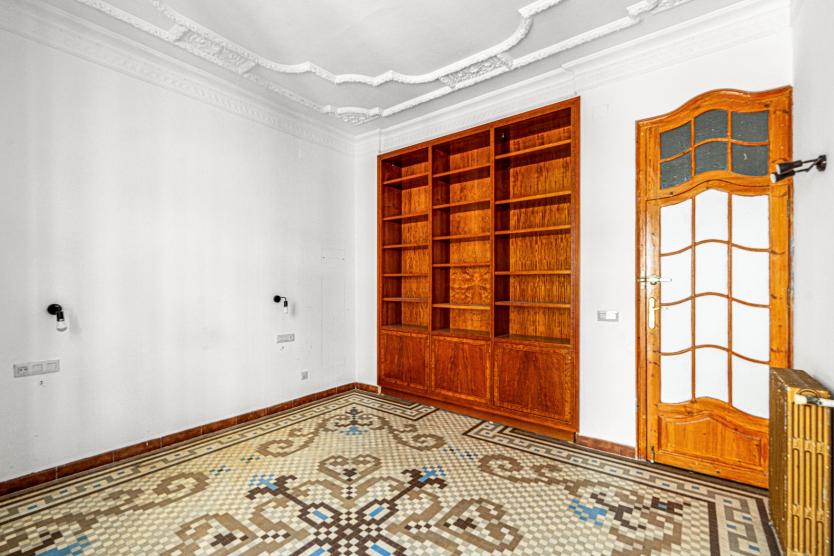 Central Valencia Investment | Steps from Town Hall & Train Station