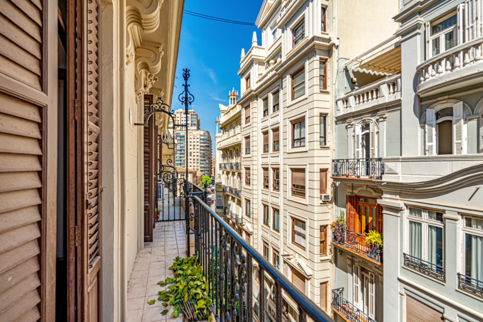 Central Valencia Investment | Steps from Town Hall & Train Station