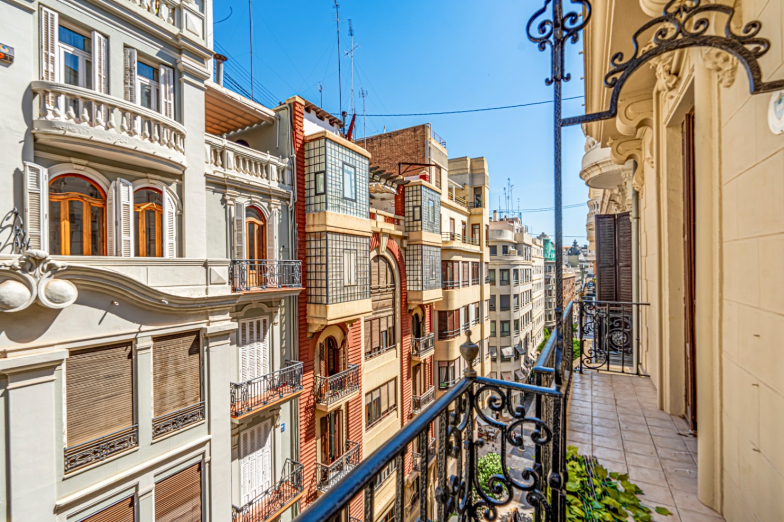 Central Valencia Investment | Steps from Town Hall & Train Station