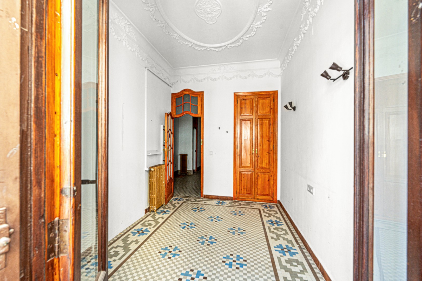 Central Valencia Investment | Steps from Town Hall & Train Station