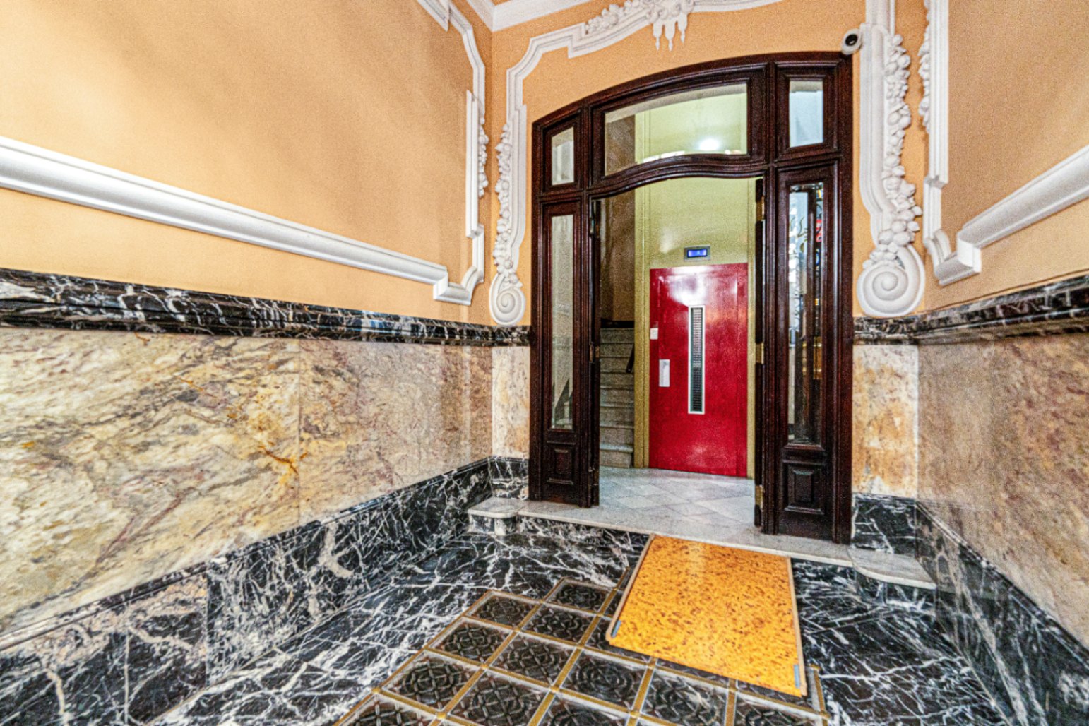 Central Valencia Investment | Steps from Town Hall & Train Station