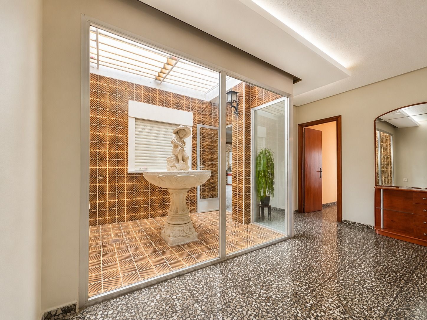Spacious Corner Apartment with Terrace in the Centre of Oliva
