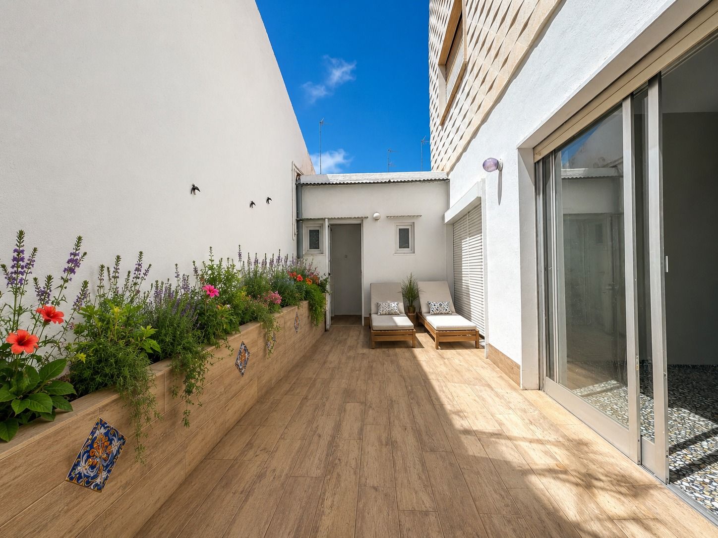 Spacious Corner Apartment with Terrace in the Centre of Oliva