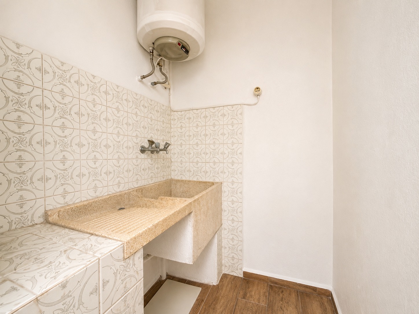 Spacious Corner Apartment with Terrace in the Centre of Oliva