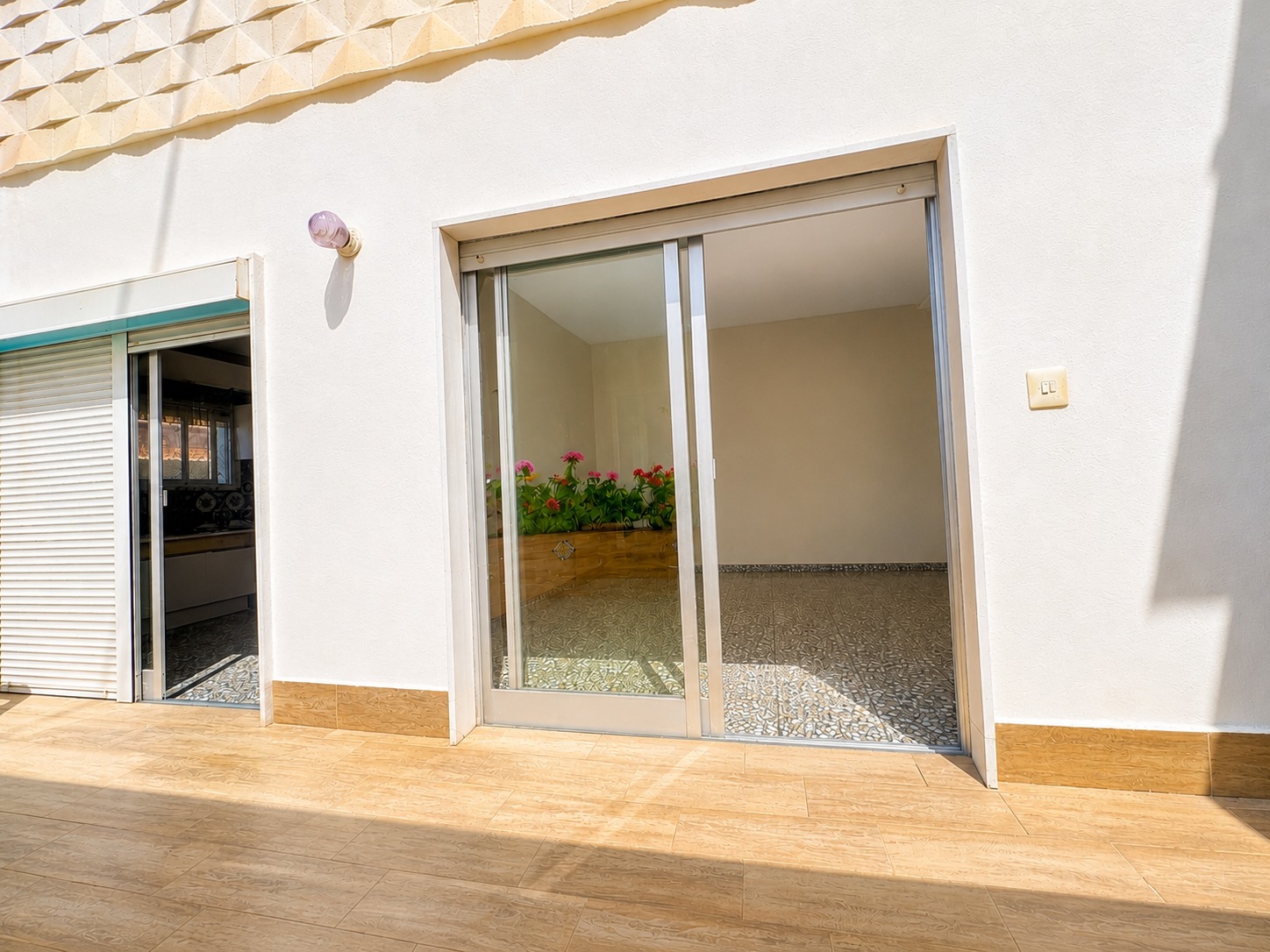 Spacious Corner Apartment with Terrace in the Centre of Oliva