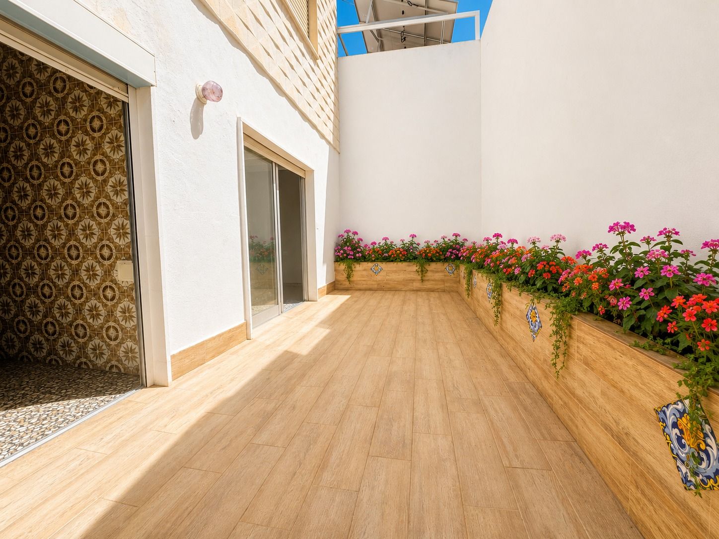 Spacious Corner Apartment with Terrace in the Centre of Oliva