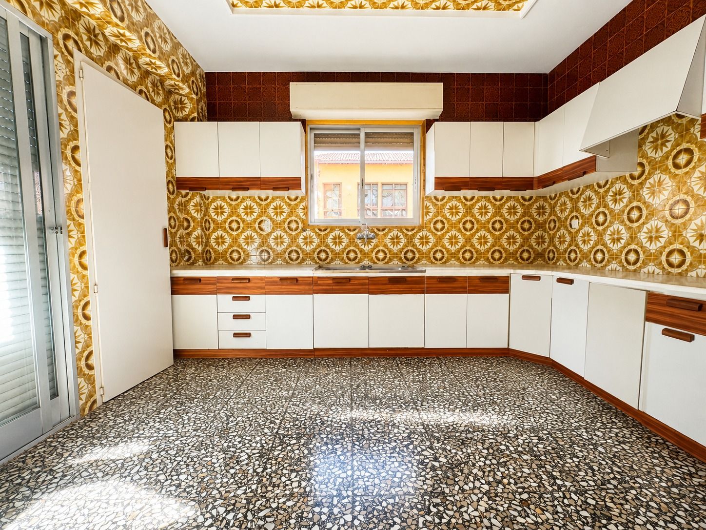 Spacious Corner Apartment with Terrace in the Centre of Oliva