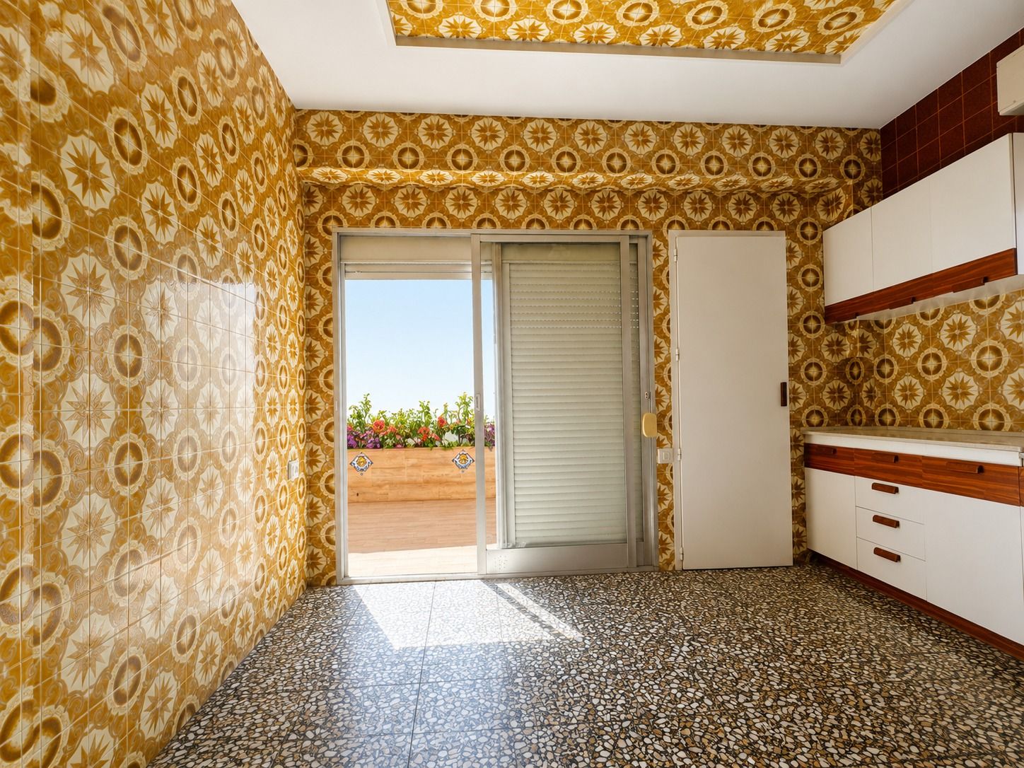 Spacious Corner Apartment with Terrace in the Centre of Oliva