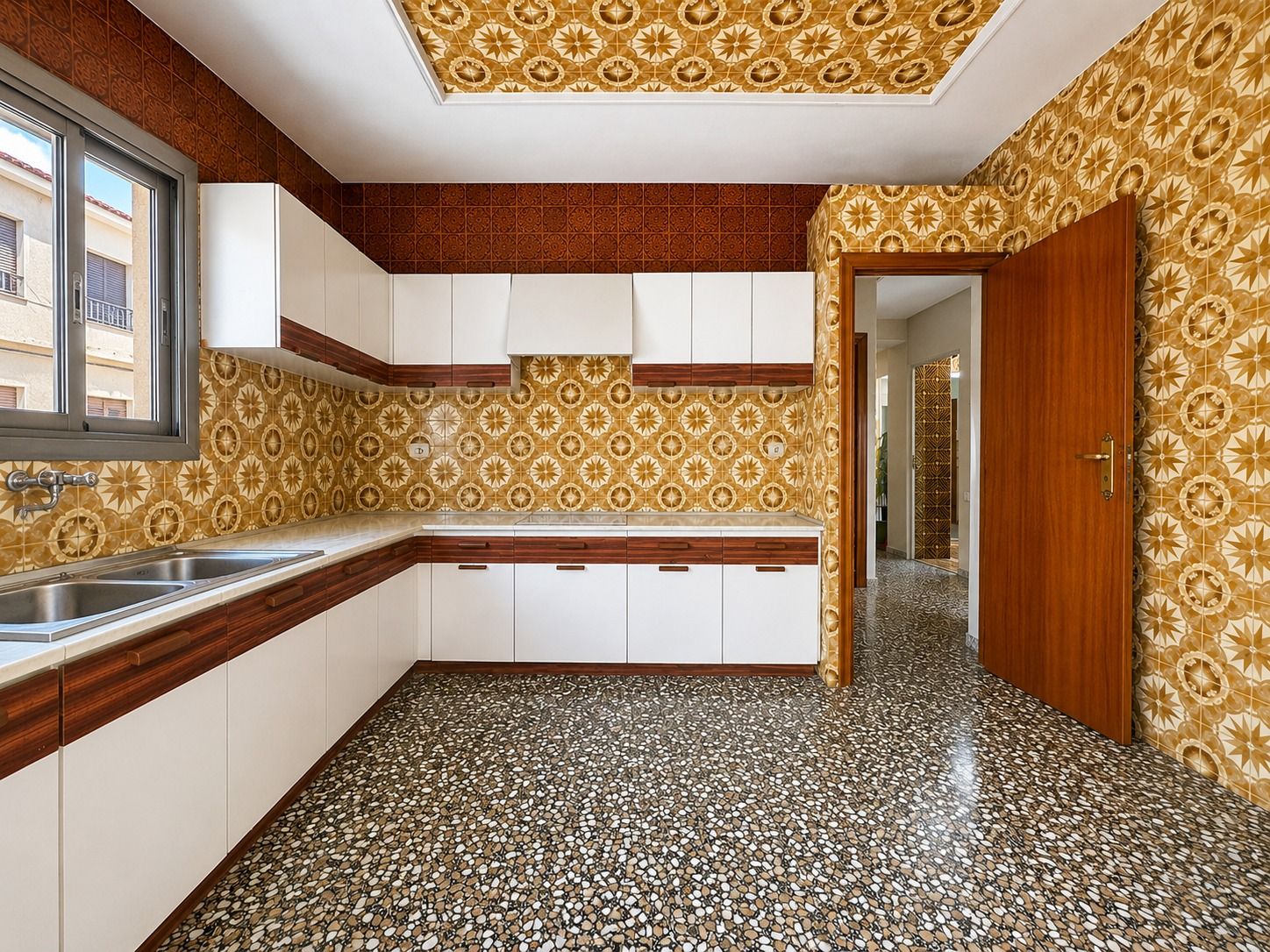 Spacious Corner Apartment with Terrace in the Centre of Oliva