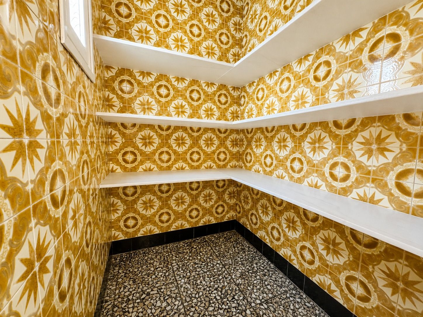 Spacious Corner Apartment with Terrace in the Centre of Oliva