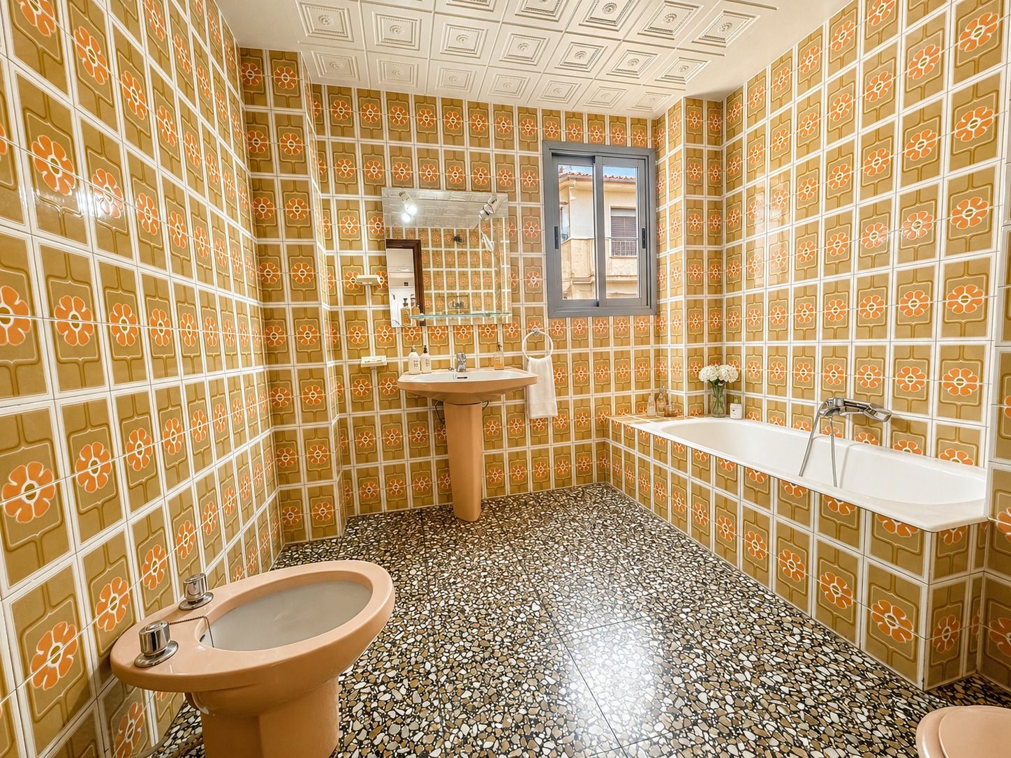 Spacious Corner Apartment with Terrace in the Centre of Oliva