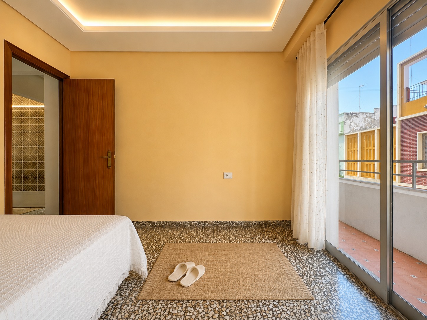 Spacious Corner Apartment with Terrace in the Centre of Oliva