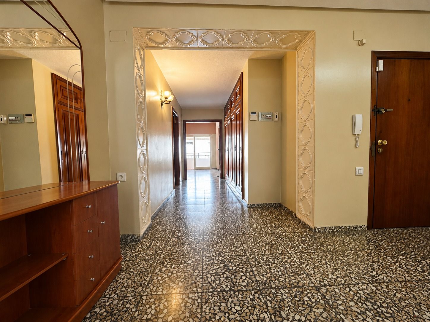 Spacious Corner Apartment with Terrace in the Centre of Oliva