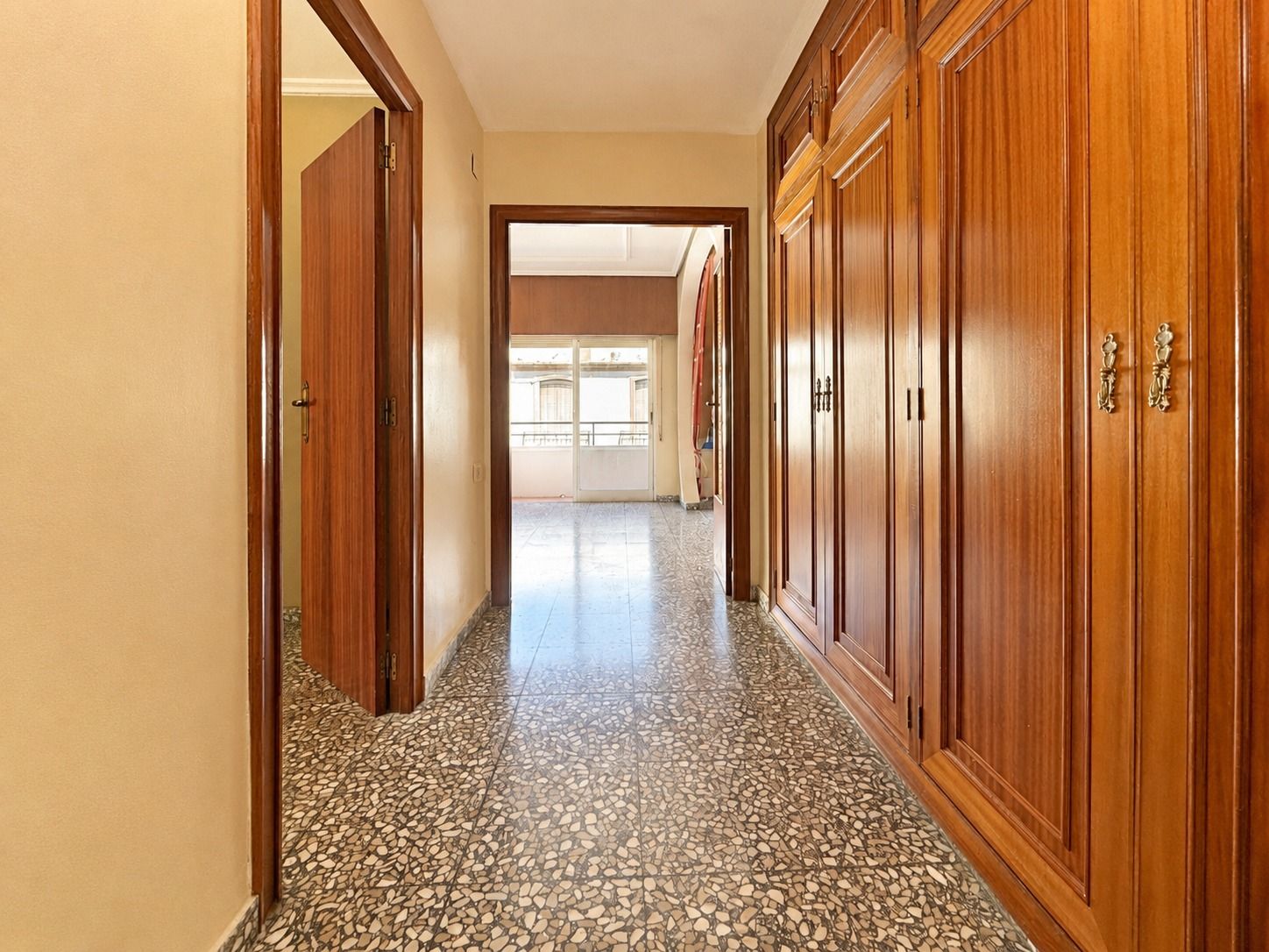 Spacious Corner Apartment with Terrace in the Centre of Oliva