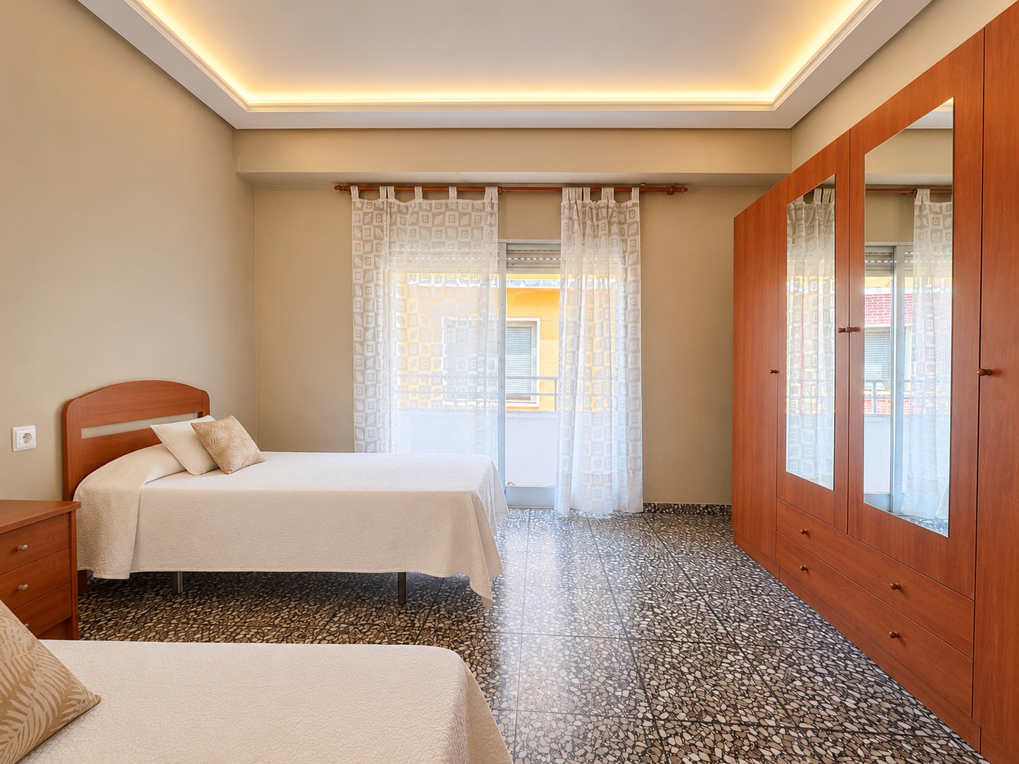 Spacious Corner Apartment with Terrace in the Centre of Oliva