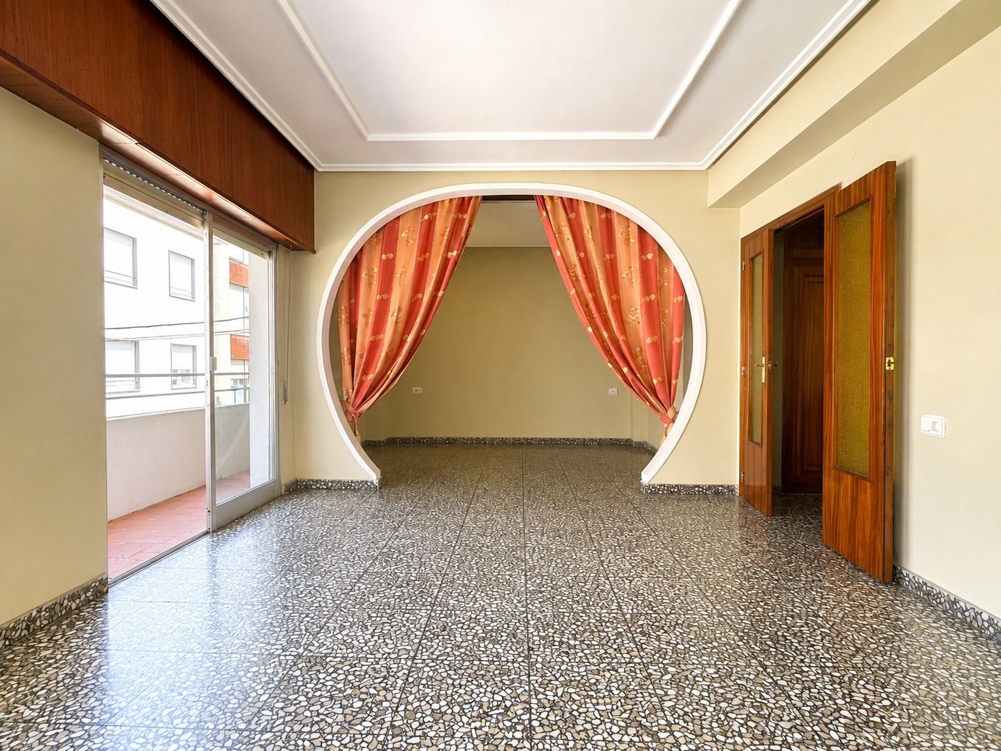 Spacious Corner Apartment with Terrace in the Centre of Oliva