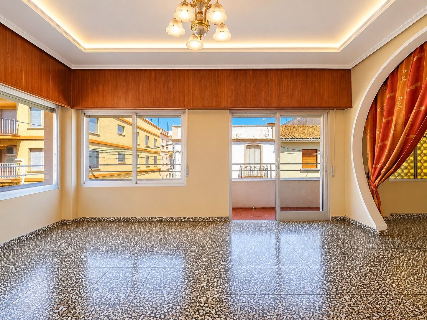 Spacious Corner Apartment with Terrace in the Centre of Oliva