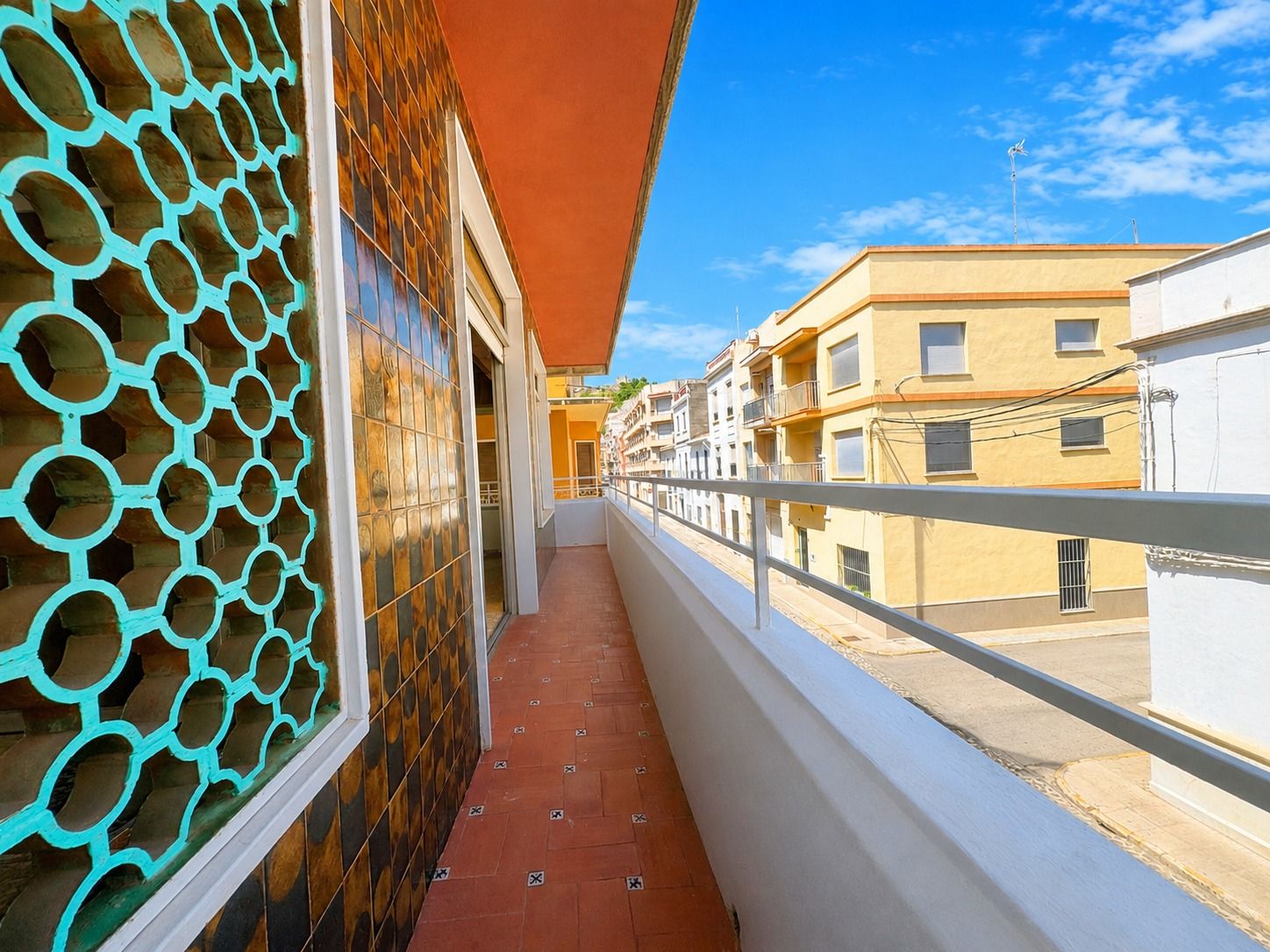 Spacious Corner Apartment with Terrace in the Centre of Oliva