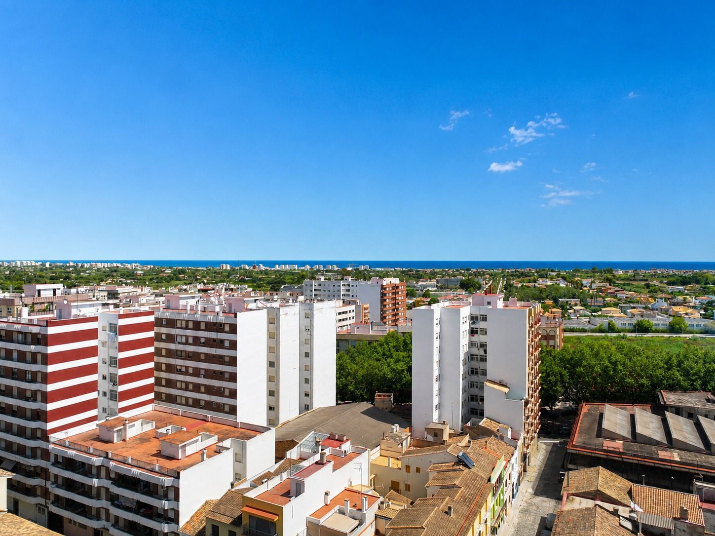 Spacious Corner Apartment with Terrace in the Centre of Oliva