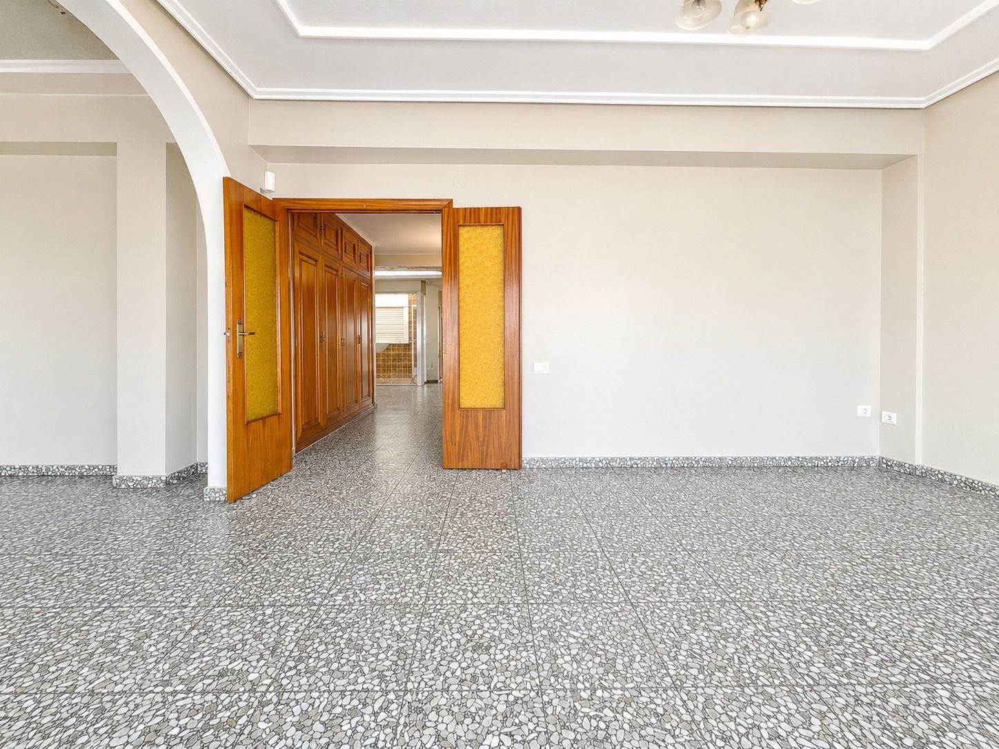 Spacious Corner Apartment with Terrace in the Centre of Oliva
