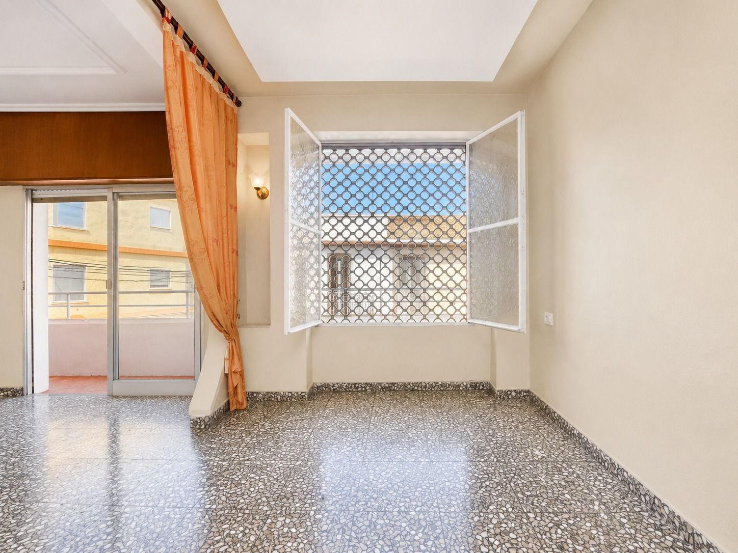 Spacious Corner Apartment with Terrace in the Centre of Oliva