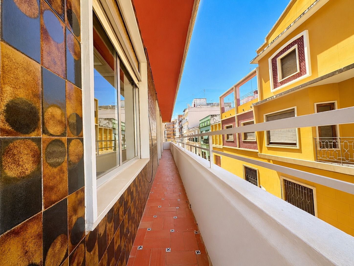 Spacious Corner Apartment with Terrace in the Centre of Oliva
