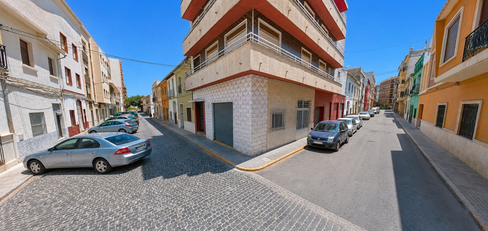 Spacious Corner Apartment with Terrace in the Centre of Oliva