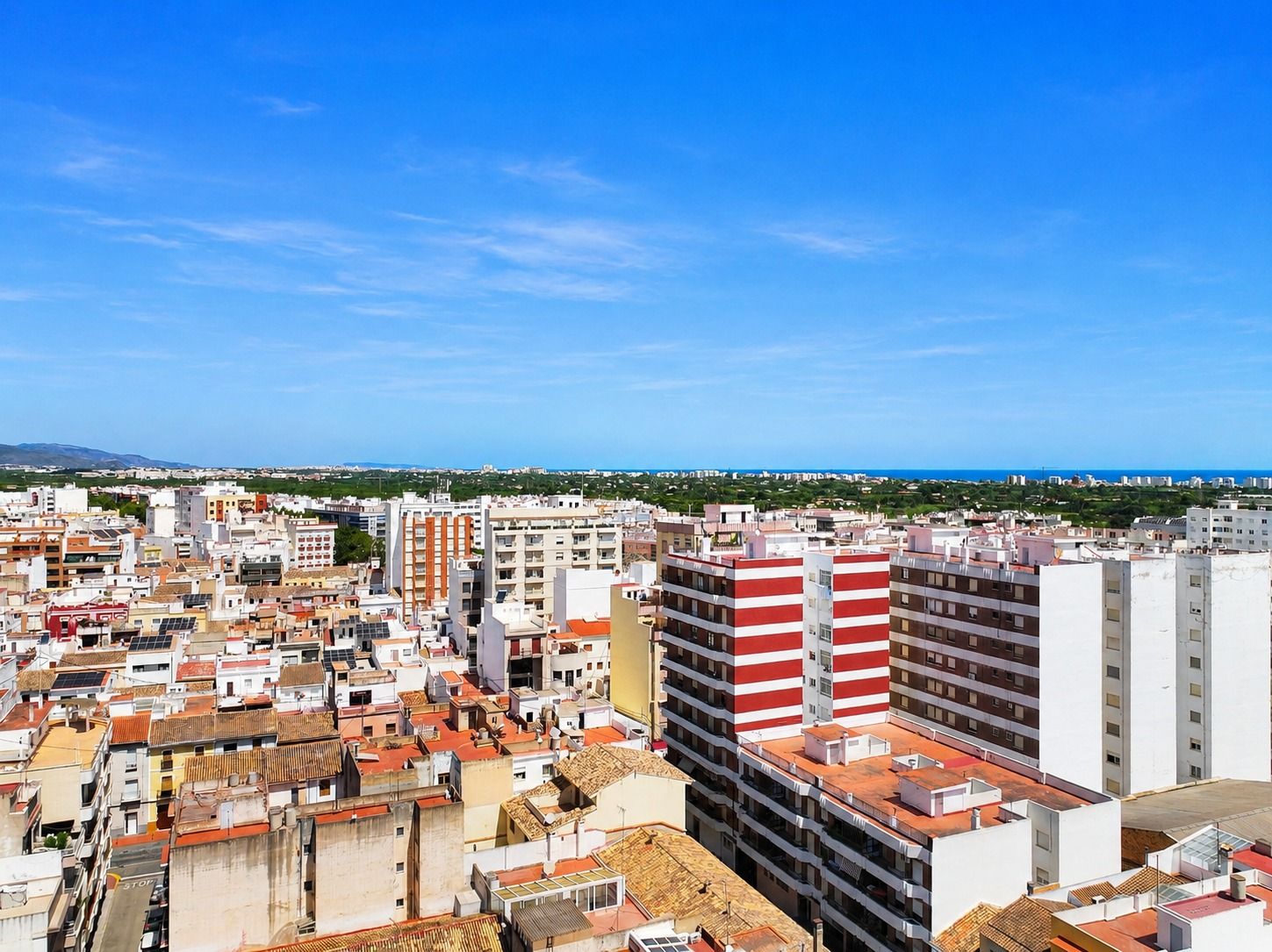 Spacious Corner Apartment with Terrace in the Centre of Oliva