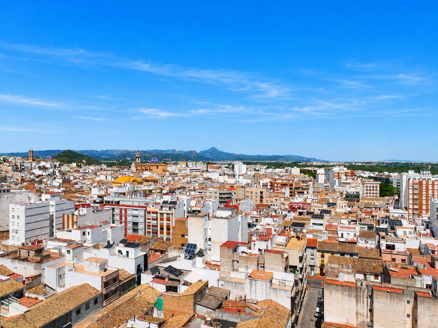 Spacious Corner Apartment with Terrace in the Centre of Oliva