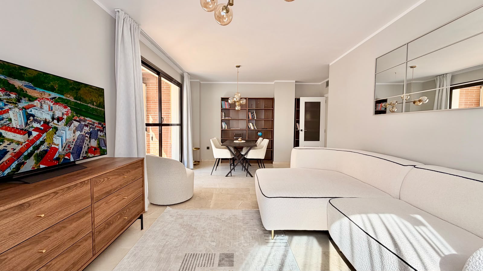 Heldere 1-slaapkamer appartement met groot terras op het zuidwesten, garage en opslagruimte
