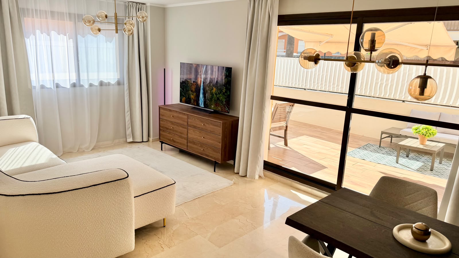 Heldere 1-slaapkamer appartement met groot terras op het zuidwesten, garage en opslagruimte