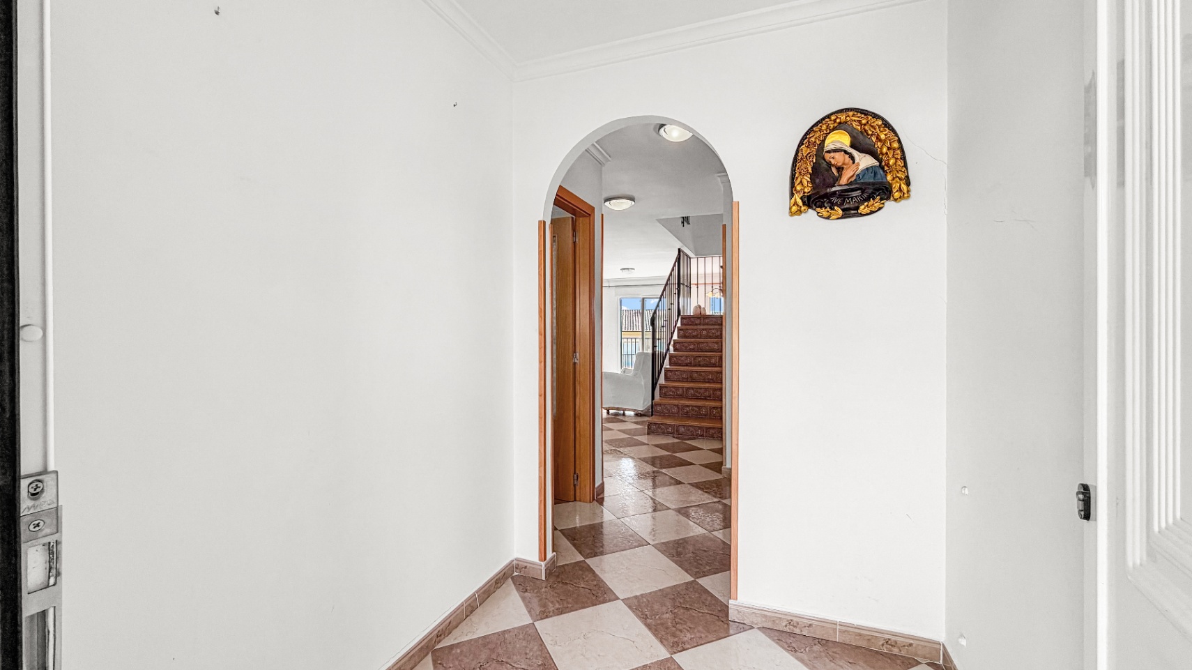 Charming 3-Bedroom Townhouse with Large Private Garage & Communal Pool in Murla