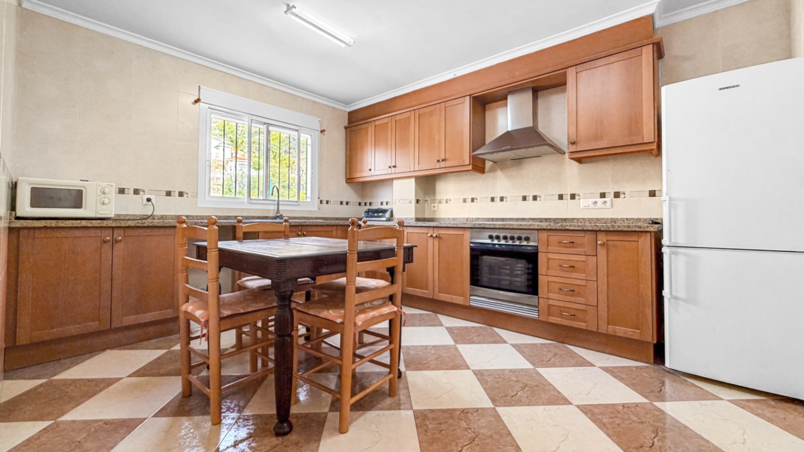 Charming 3-Bedroom Townhouse with Large Private Garage & Communal Pool in Murla