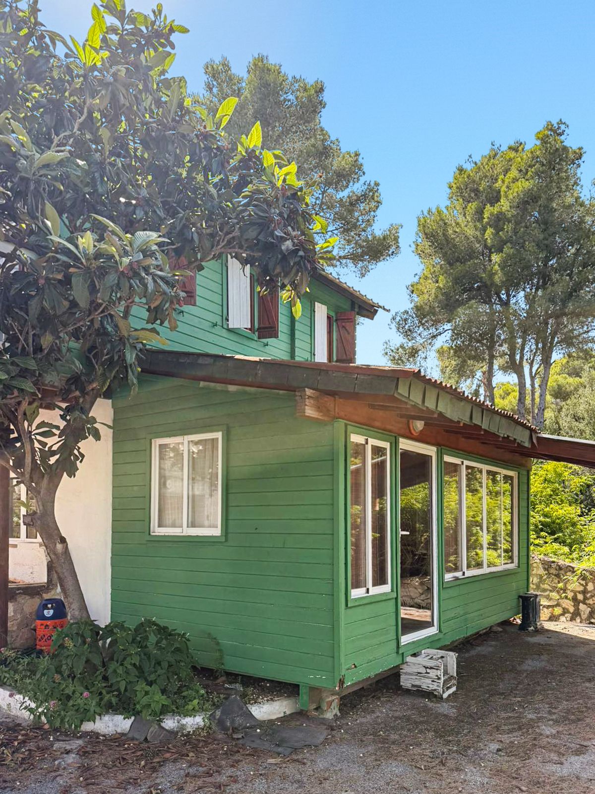 Oportunidad de renovación con tres casas independientes y vistas al mar en Covatelles, Jávea.