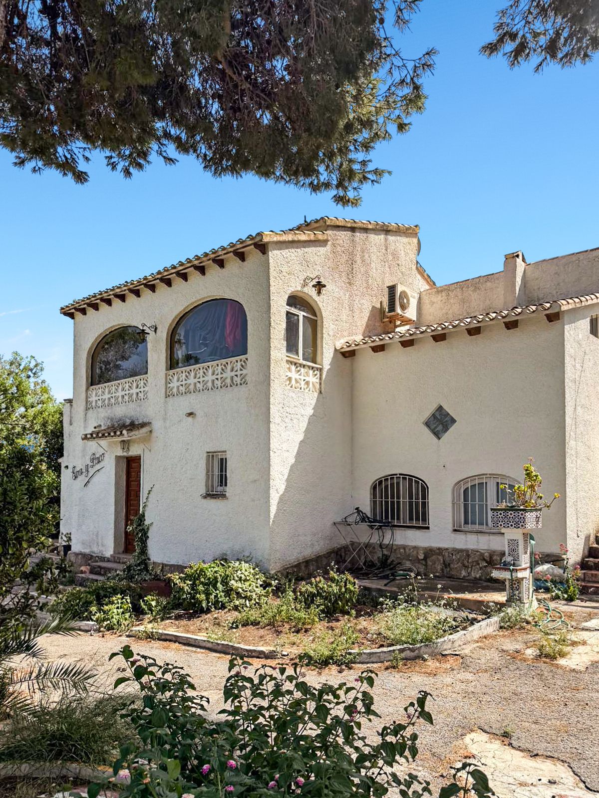 Oportunidad de renovación con tres casas independientes y vistas al mar en Covatelles, Jávea.