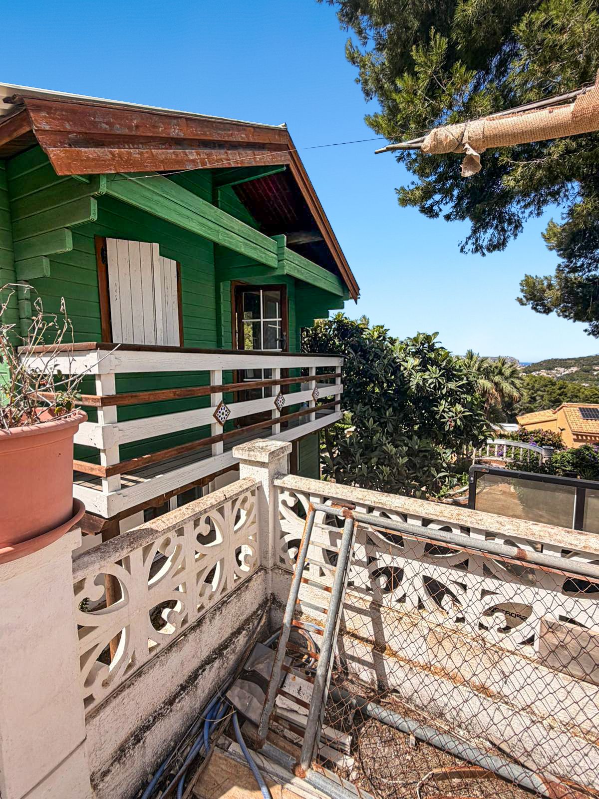 Oportunidad de renovación con tres casas independientes y vistas al mar en Covatelles, Jávea.