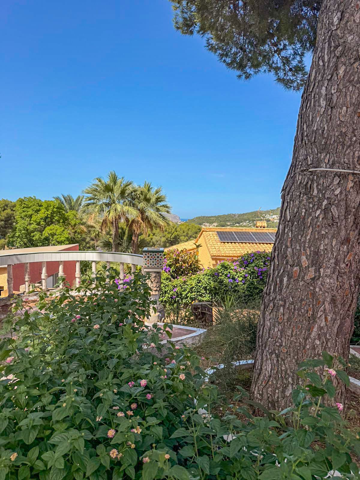 Oportunidad de renovación con tres casas independientes y vistas al mar en Covatelles, Jávea.