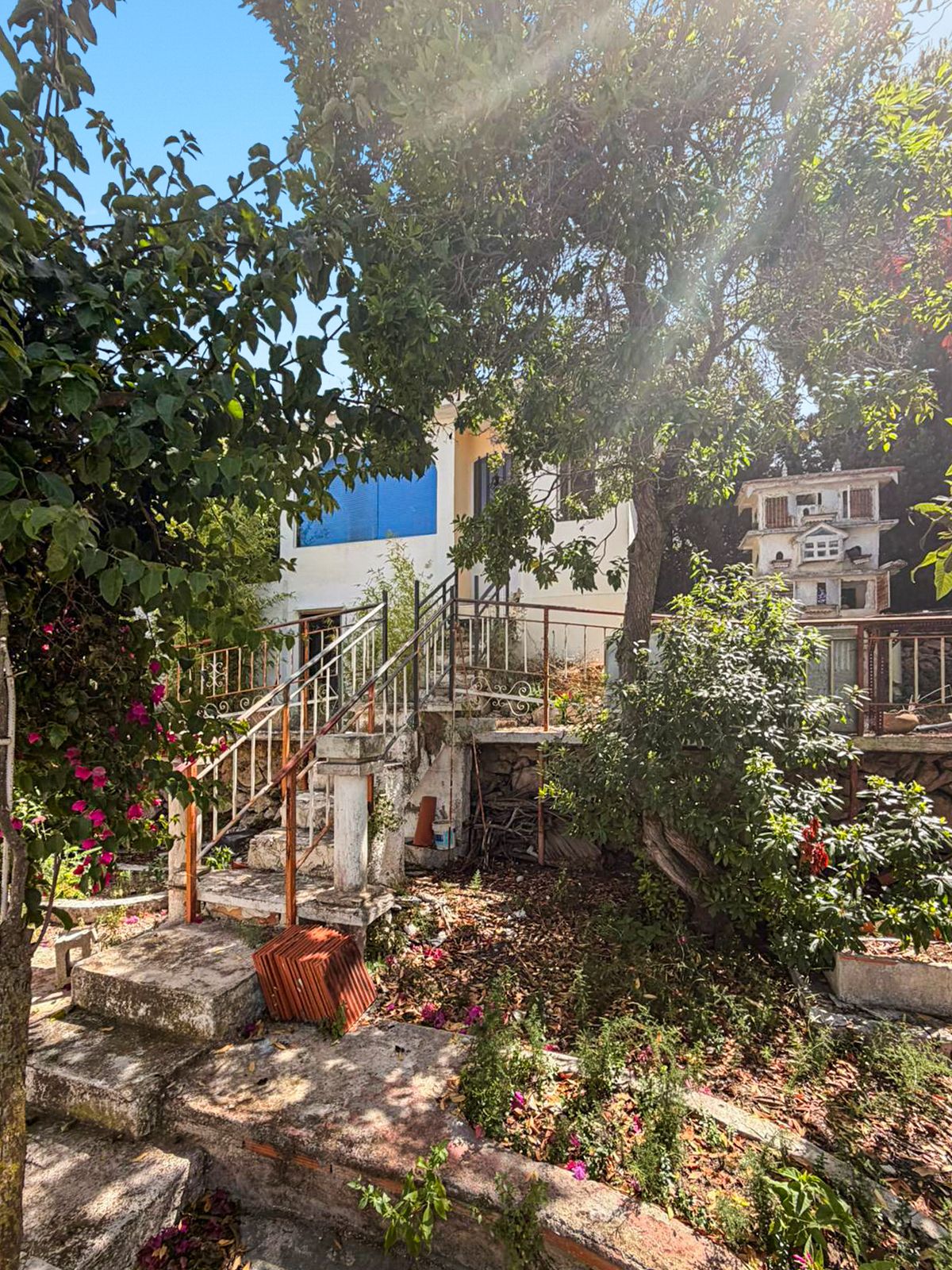 Oportunidad de renovación con tres casas independientes y vistas al mar en Covatelles, Jávea.
