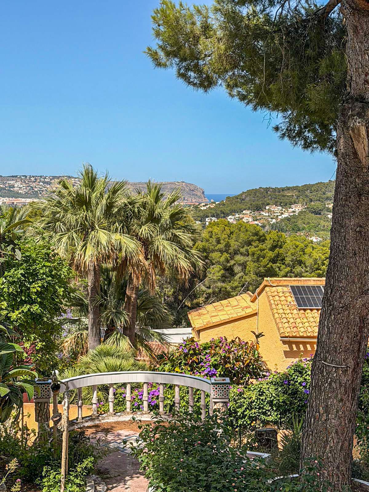 Oportunidad de renovación con tres casas independientes y vistas al mar en Covatelles, Jávea.