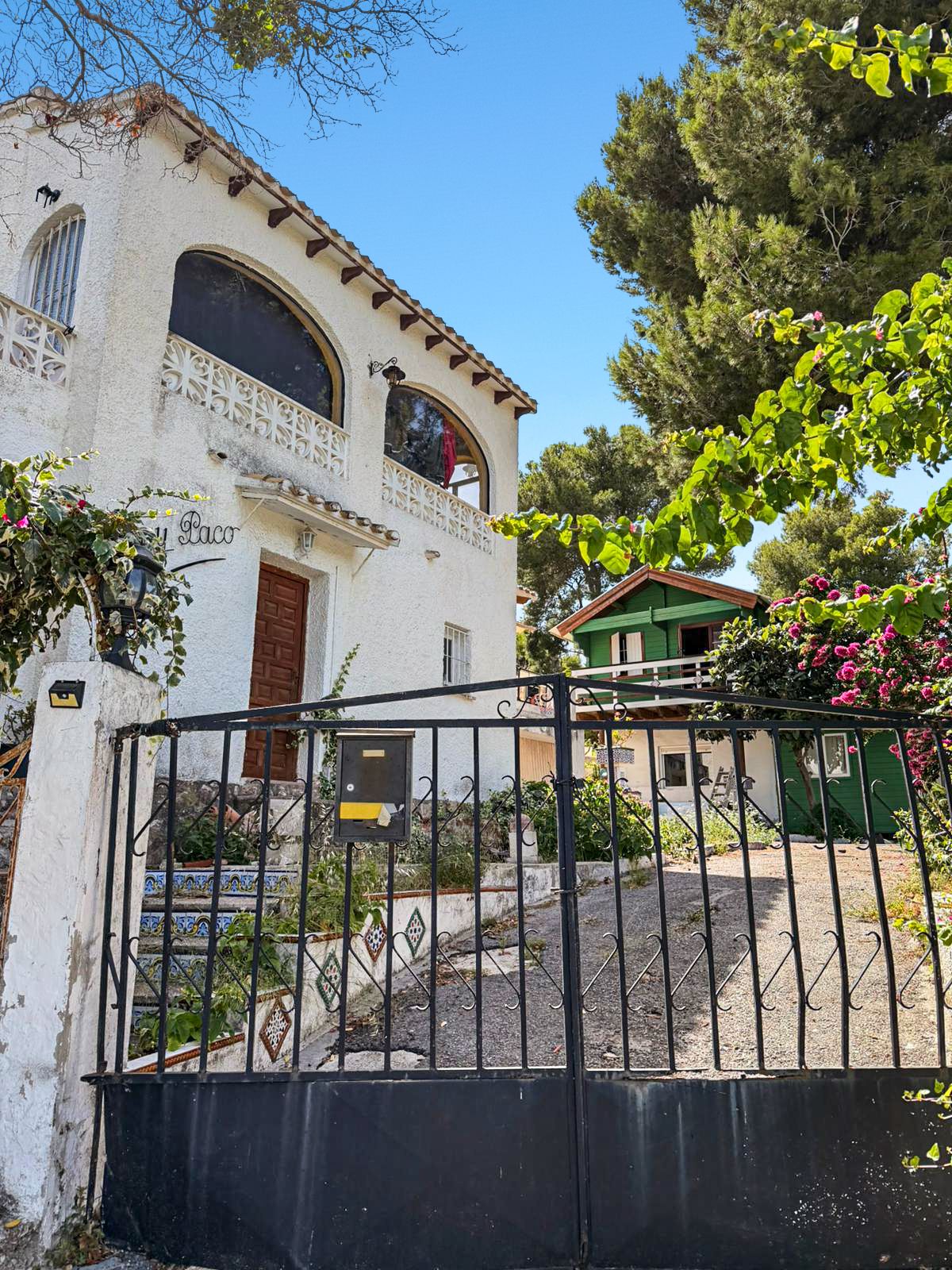 Oportunidad de renovación con tres casas independientes y vistas al mar en Covatelles, Jávea.