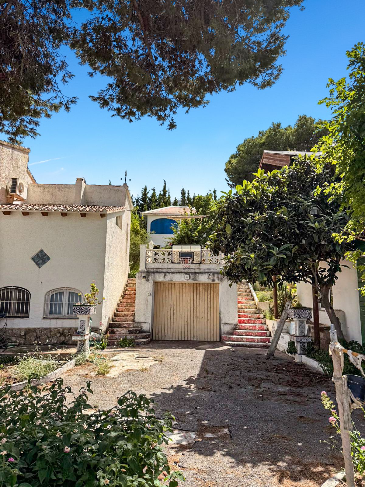 Oportunidad de renovación con tres casas independientes y vistas al mar en Covatelles, Jávea.