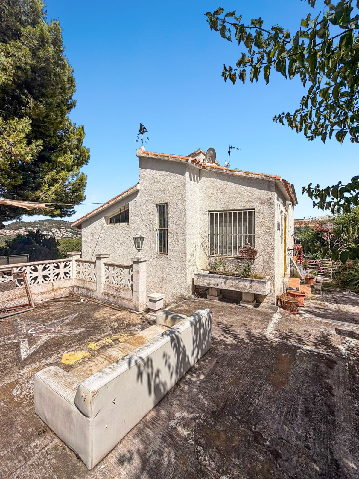 Oportunidad de renovación con tres casas independientes y vistas al mar en Covatelles, Jávea.